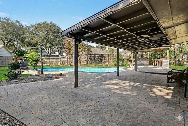 915 Merriman Court, Friendswood, TX 77546