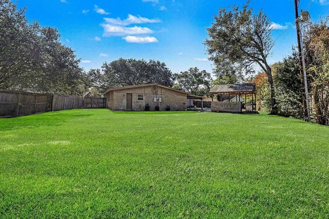 915 Merriman Court, Friendswood, TX 77546