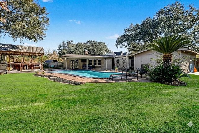915 Merriman Court, Friendswood, TX 77546