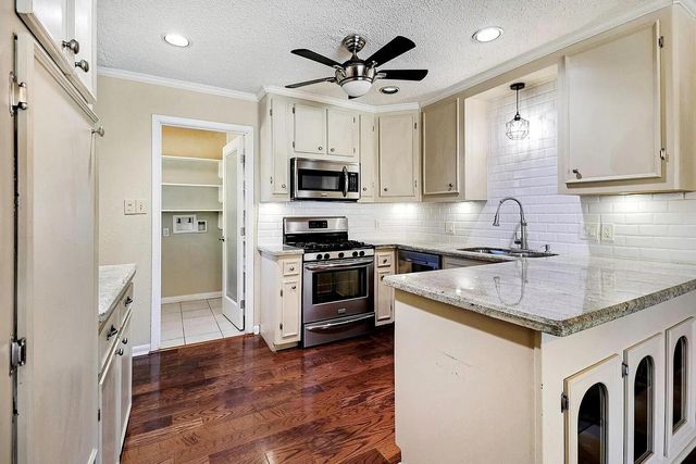 915 Merriman Court, Friendswood, TX 77546