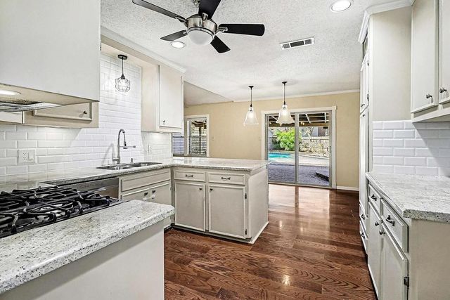 915 Merriman Court, Friendswood, TX 77546