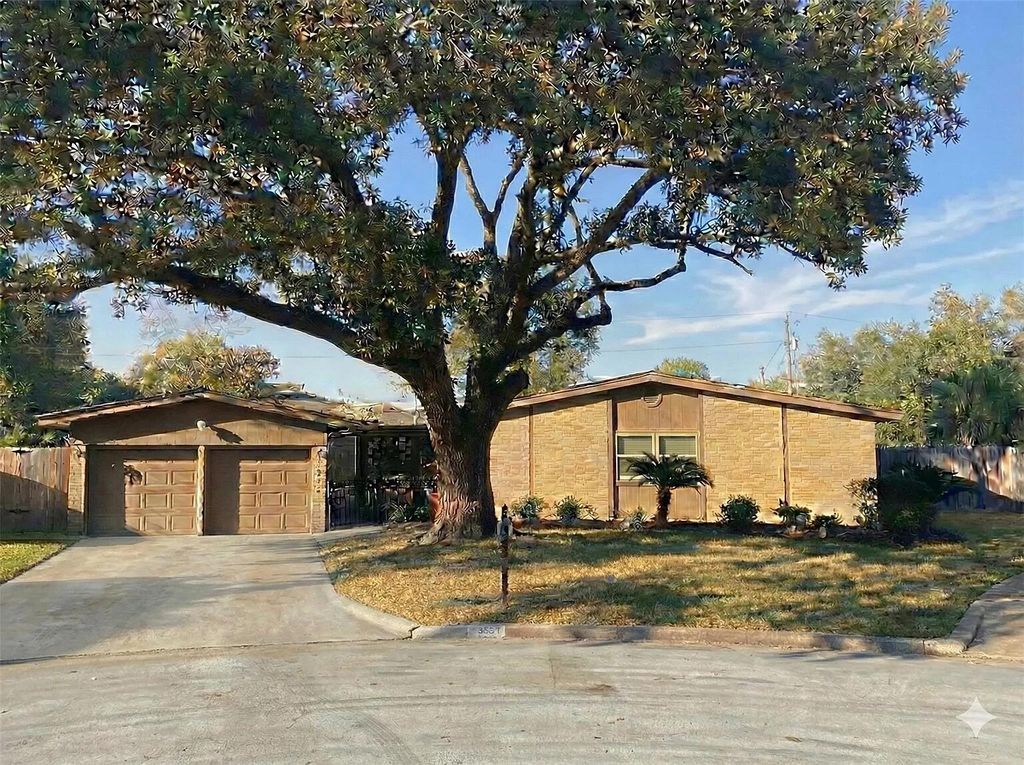 915 Merriman Court, Friendswood, TX 77546