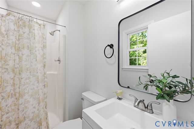 15707 Roland View Dr, Chester, VA 23831
