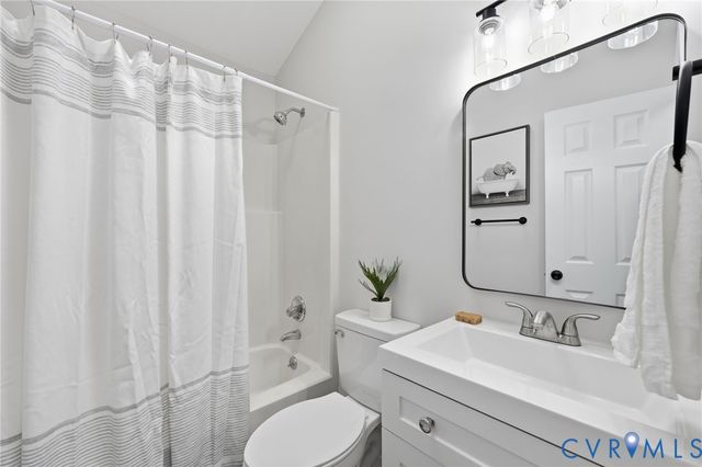 15707 Roland View Dr, Chester, VA 23831