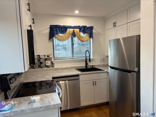 8 Ann Drive APT B, Danbury, CT 06810