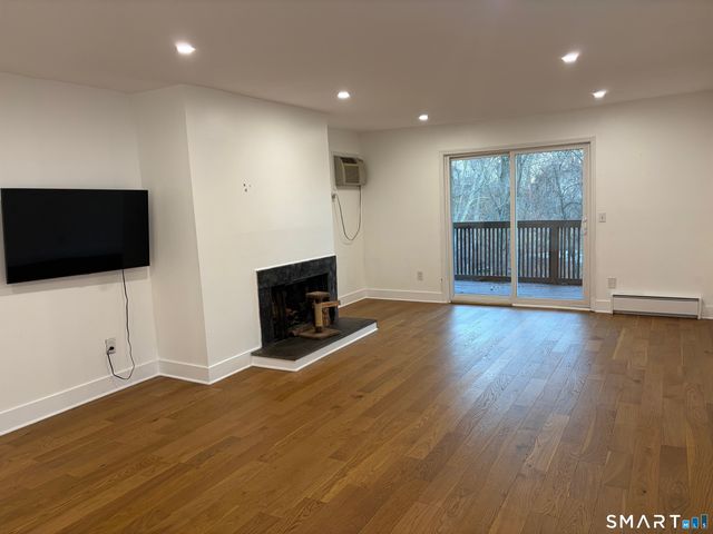 8 Ann Drive APT B, Danbury, CT 06810