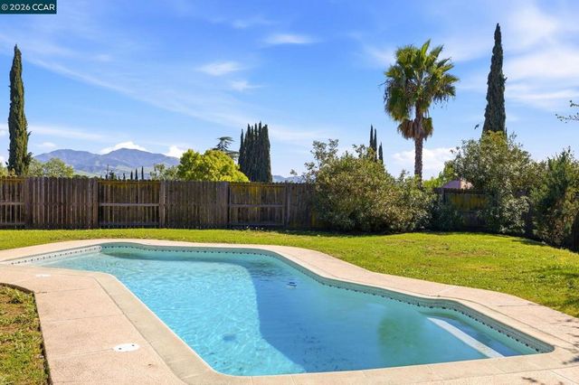 2359 Platt Dr, Martinez, CA 94553