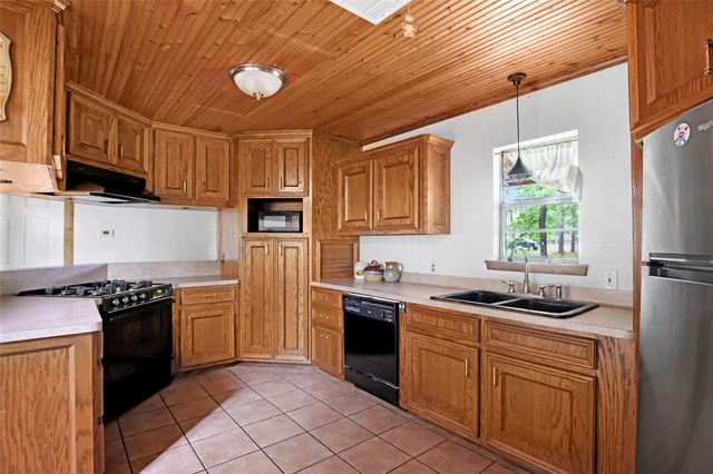 186 County Road 637, Dayton, TX 77535