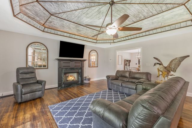 1745 Ennis Branch Rd, Mc Ewen, TN 37101