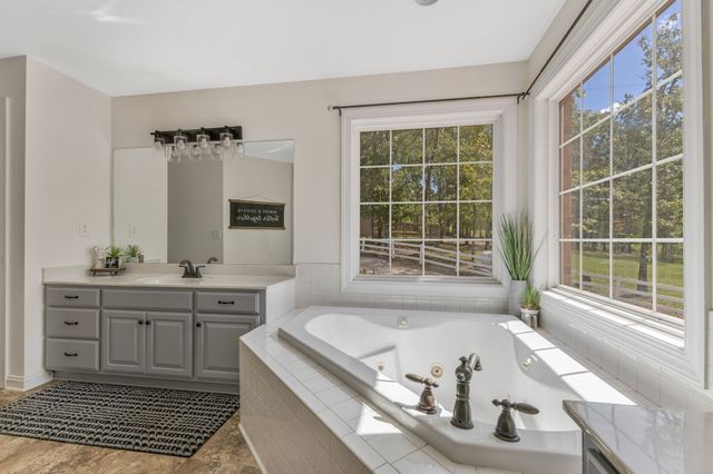 1745 Ennis Branch Rd, Mc Ewen, TN 37101