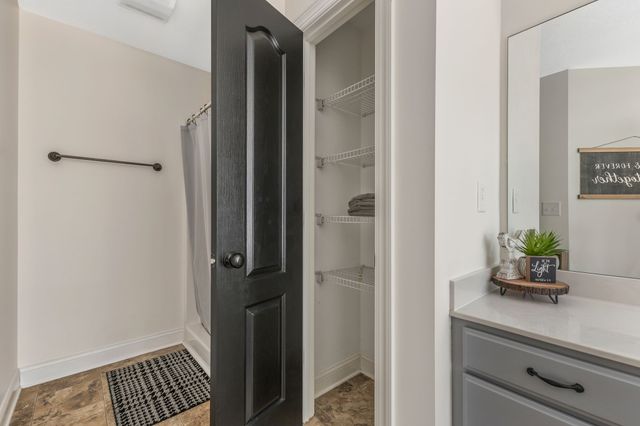 1745 Ennis Branch Rd, Mc Ewen, TN 37101