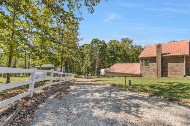 1745 Ennis Branch Rd, Mc Ewen, TN 37101