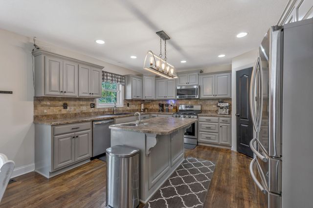 1745 Ennis Branch Rd, Mc Ewen, TN 37101