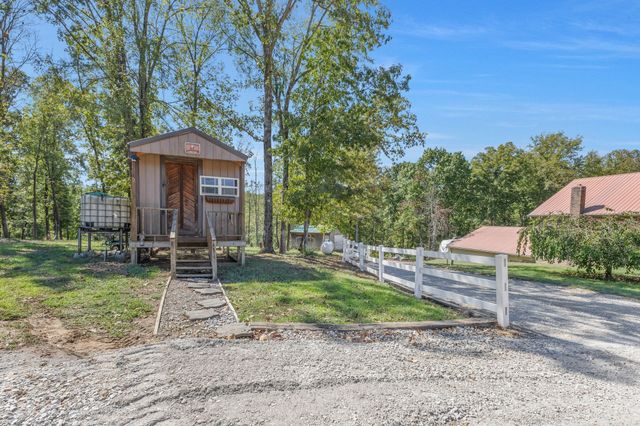 1745 Ennis Branch Rd, Mc Ewen, TN 37101