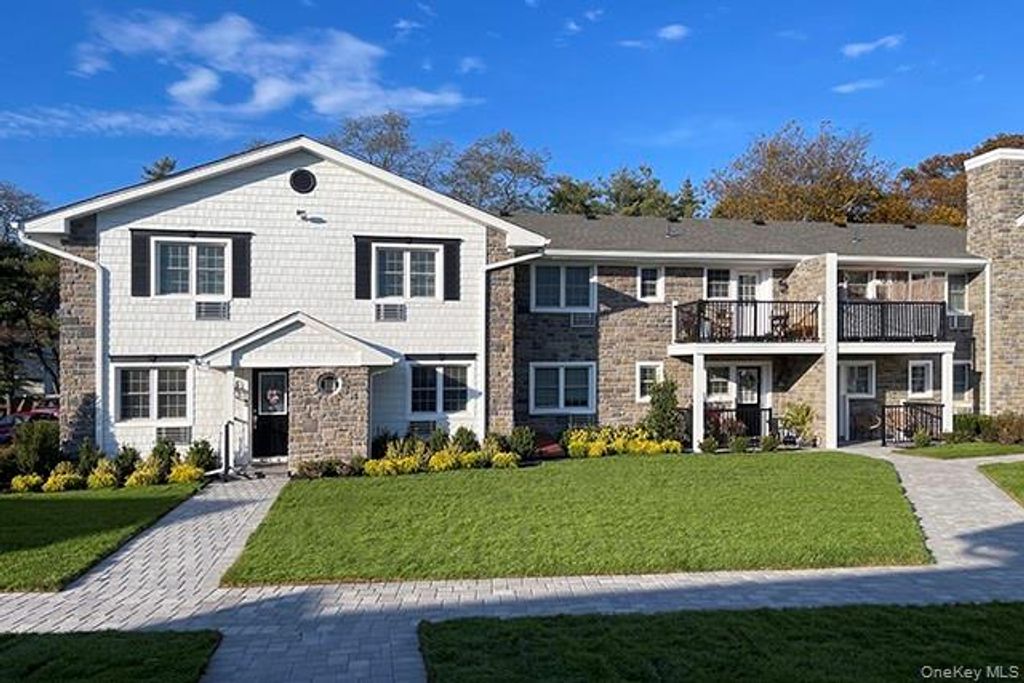 15 Spinnngwheel Road 03-4A, Massapequa, NY 11758