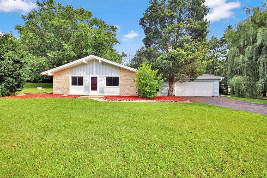 W276S8945 Hidden Lakes DRIVE, Mukwonago, WI 53149