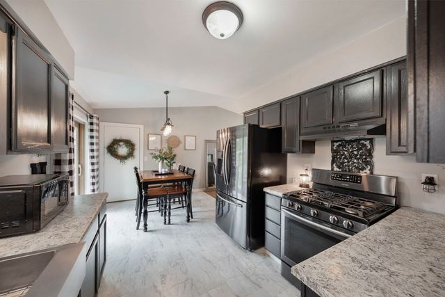 110 S Elm Avenue, St. Anne, IL 60964