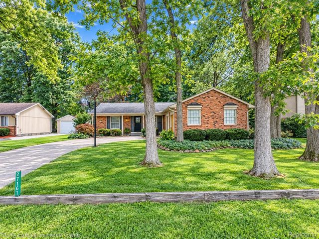 27161 Ponchartrain Street, Harrison Charter Township, MI 48045