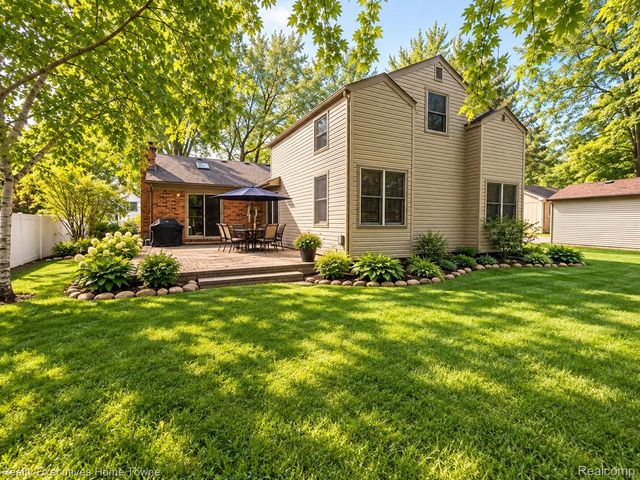 27161 Ponchartrain Street, Harrison Charter Township, MI 48045