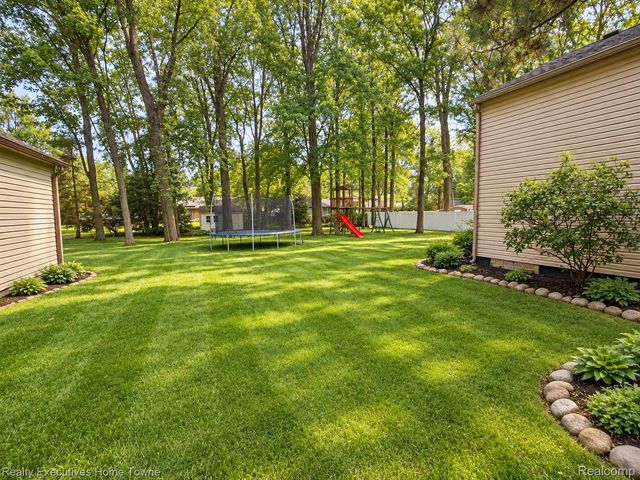27161 Ponchartrain Street, Harrison Charter Township, MI 48045