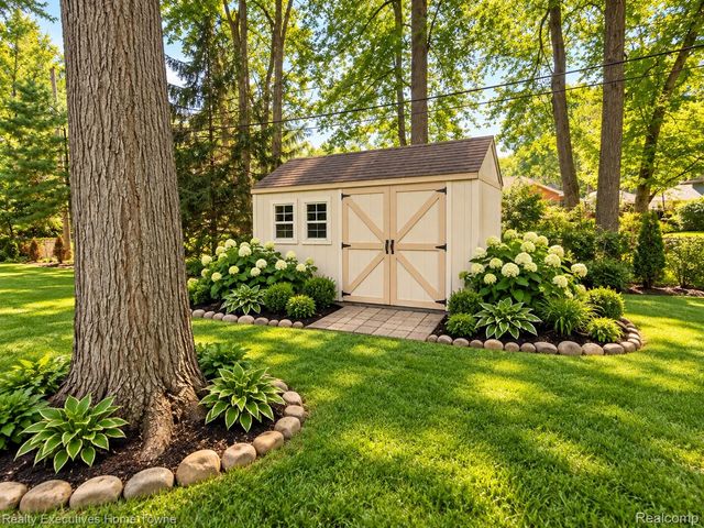 27161 Ponchartrain Street, Harrison Charter Township, MI 48045