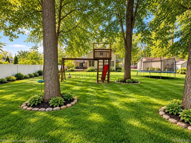 27161 Ponchartrain Street, Harrison Charter Township, MI 48045