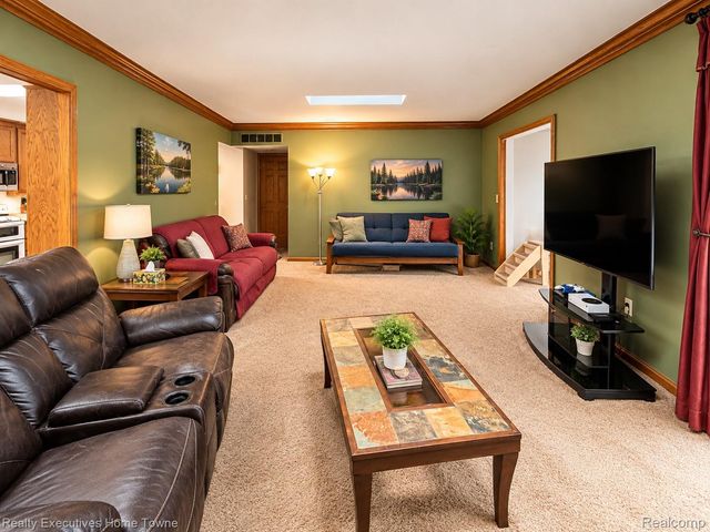27161 Ponchartrain Street, Harrison Charter Township, MI 48045