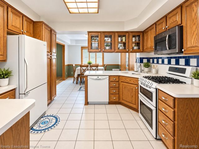 27161 Ponchartrain Street, Harrison Charter Township, MI 48045