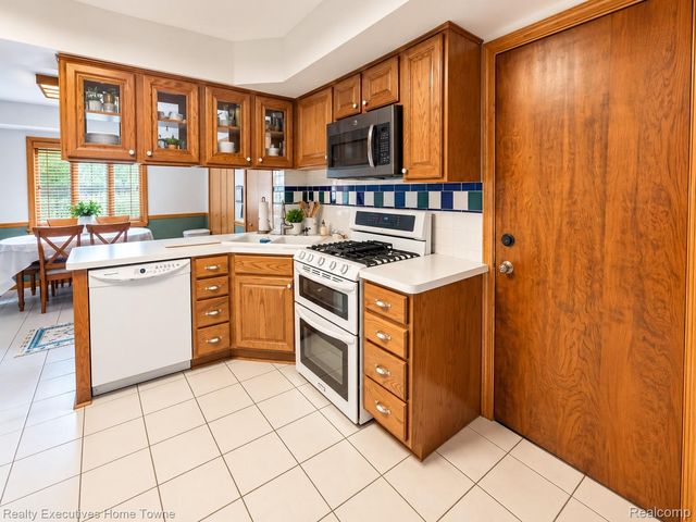 27161 Ponchartrain Street, Harrison Charter Township, MI 48045