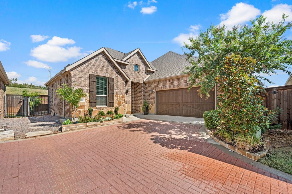 1833 Spotted Fawn Drive, Arlington, TX 76005 — exterior