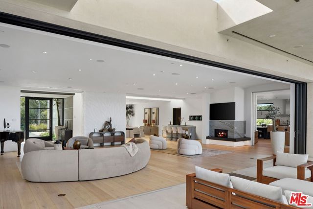 455 Castle Place, Beverly Hills, CA 90210