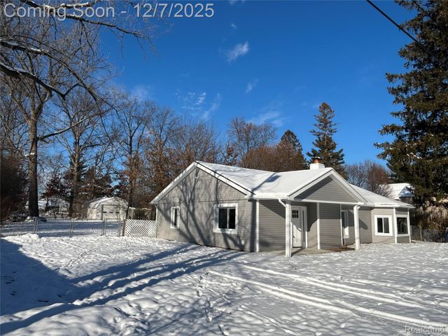 2488 Willow Beach Street, Keego Harbor, MI 48320