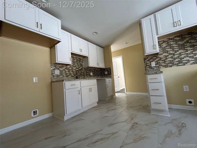 2488 Willow Beach Street, Keego Harbor, MI 48320