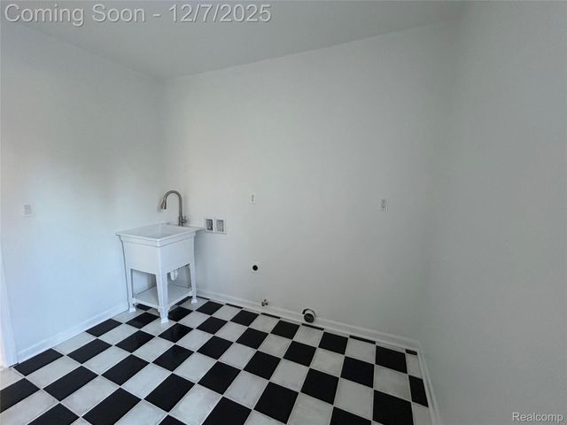 2488 Willow Beach Street, Keego Harbor, MI 48320