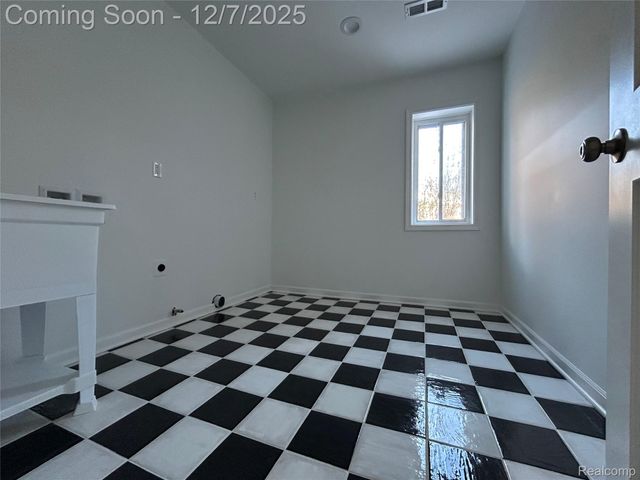 2488 Willow Beach Street, Keego Harbor, MI 48320