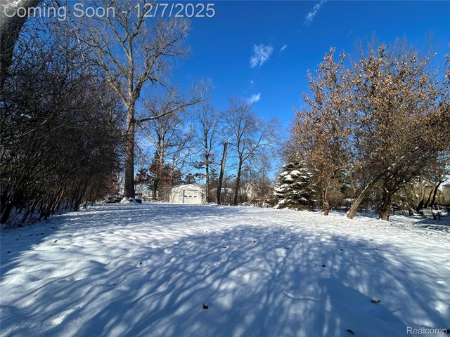 2488 Willow Beach Street, Keego Harbor, MI 48320