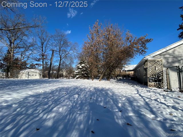 2488 Willow Beach Street, Keego Harbor, MI 48320