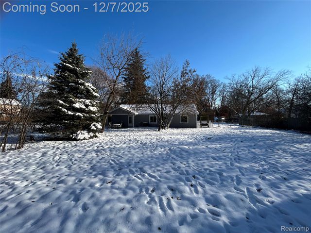 2488 Willow Beach Street, Keego Harbor, MI 48320