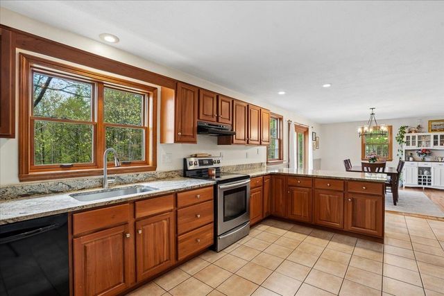 35 Haynes Road, Deerfield, NH 03037