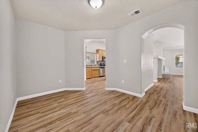 6003 Lausanne Street, Bakersfield, CA 93308
