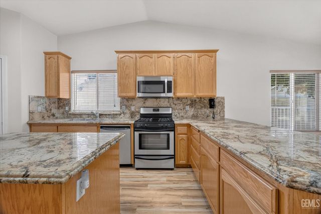 6003 Lausanne Street, Bakersfield, CA 93308