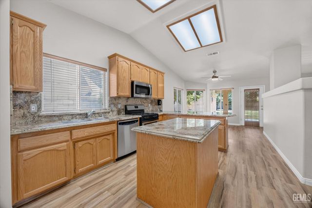 6003 Lausanne Street, Bakersfield, CA 93308