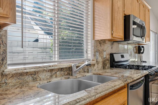 6003 Lausanne Street, Bakersfield, CA 93308