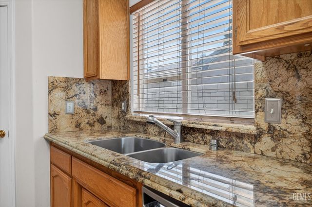 6003 Lausanne Street, Bakersfield, CA 93308