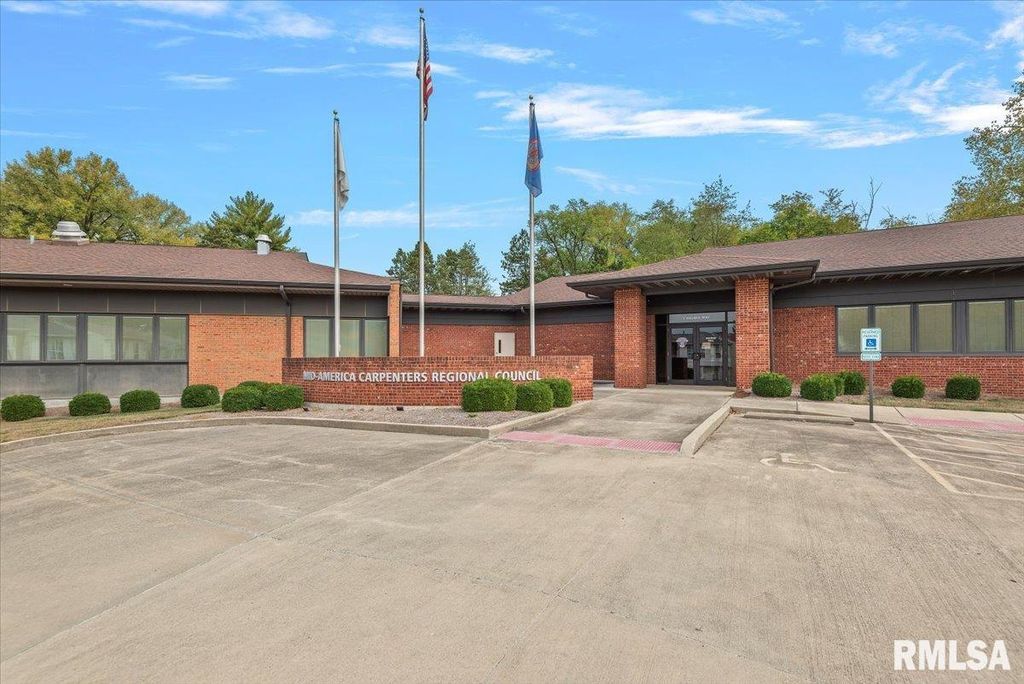 1 SYCAMORE Row, Springfield, IL 62702