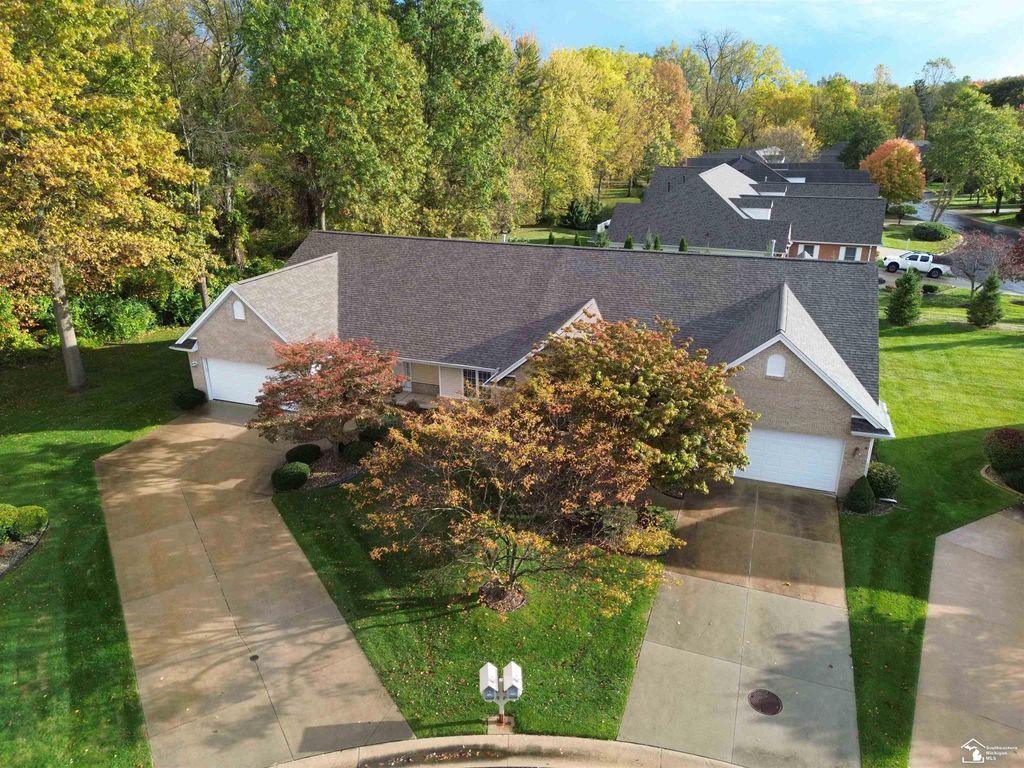 3168 Crystal Court, Lambertville, MI 48144