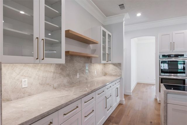 686 Edgewood Drive, Montgomery, TX 77356