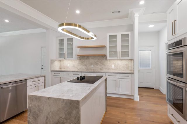 686 Edgewood Drive, Montgomery, TX 77356