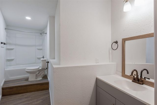 686 Edgewood Drive, Montgomery, TX 77356