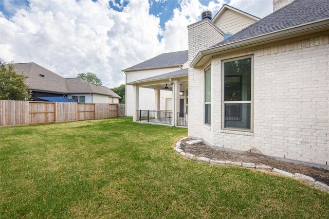 686 Edgewood Drive, Montgomery, TX 77356